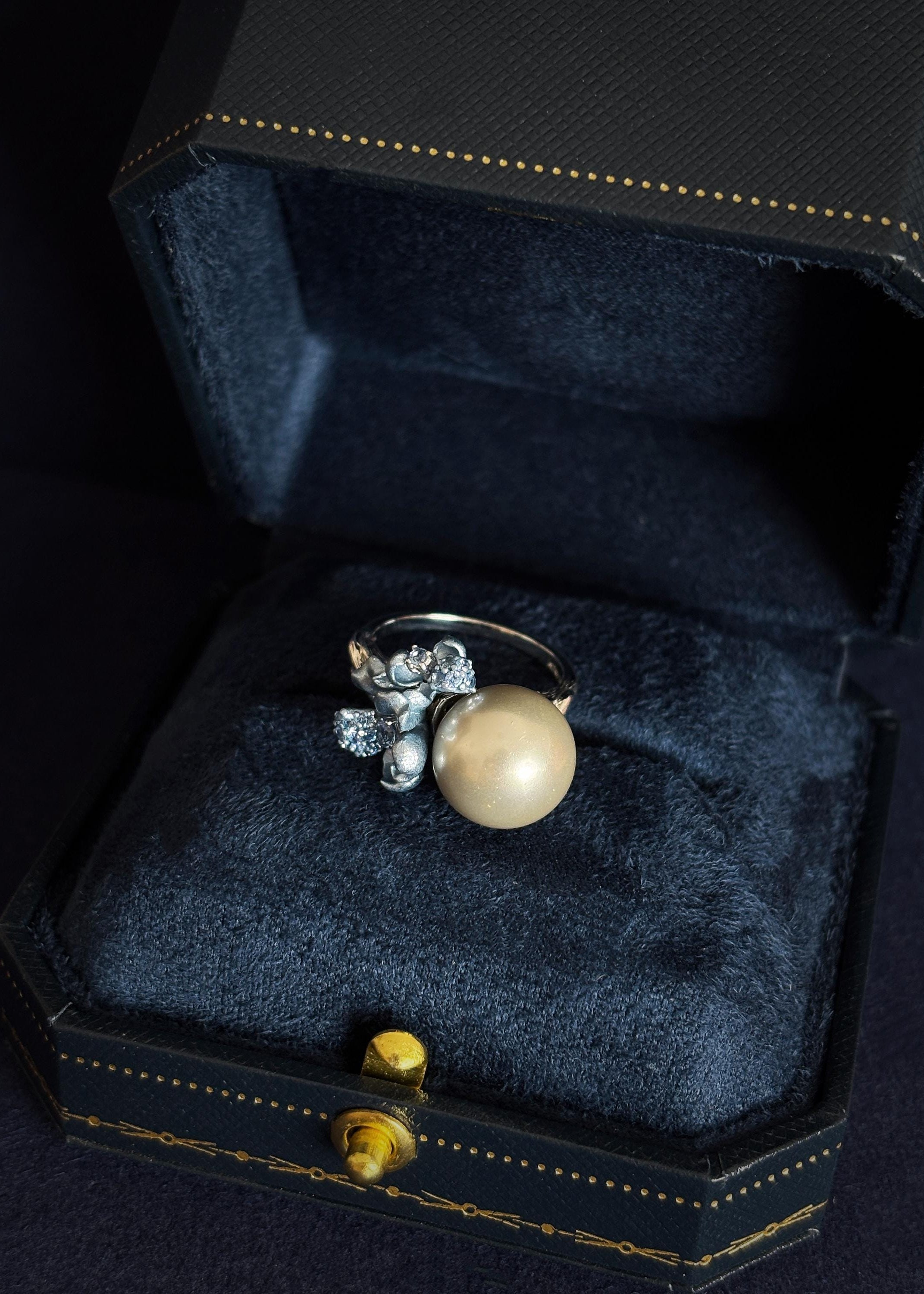 Oyster Grey Pearl Flower Ring