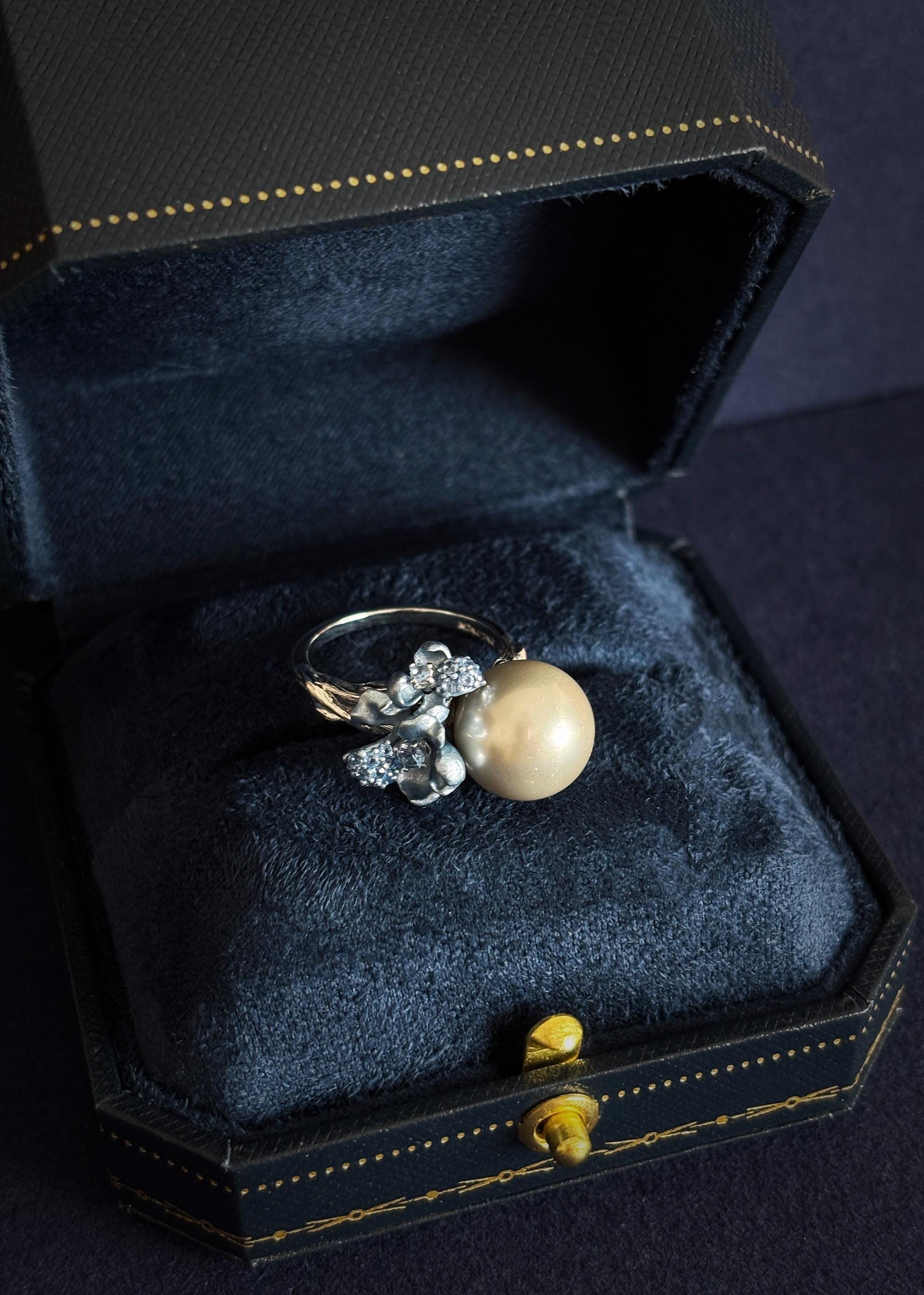 Oyster Grey Pearl Flower Ring