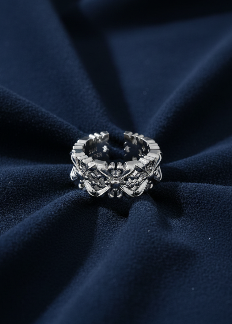Fleur Crest Band Ring