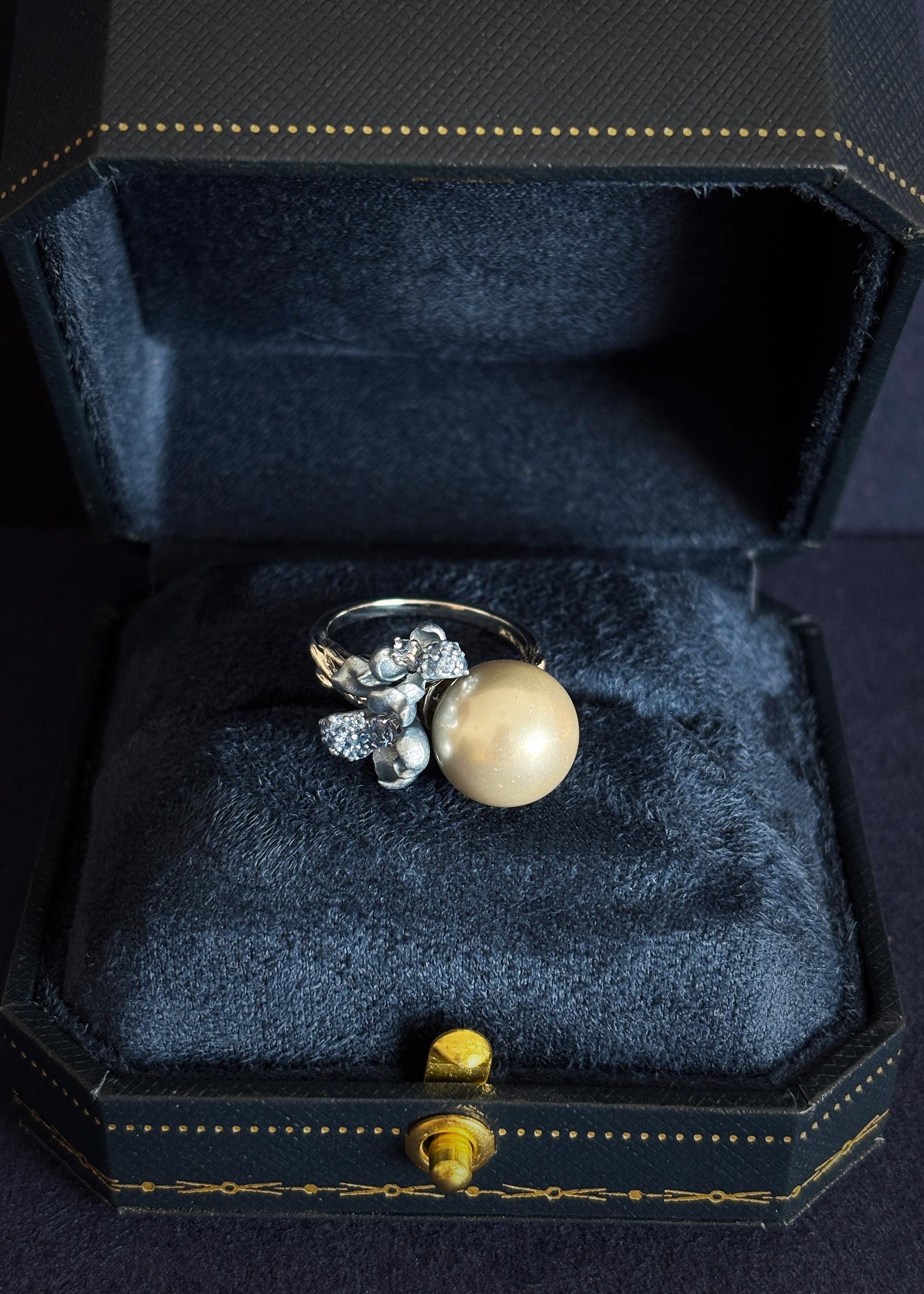 Oyster Grey Pearl Flower Ring