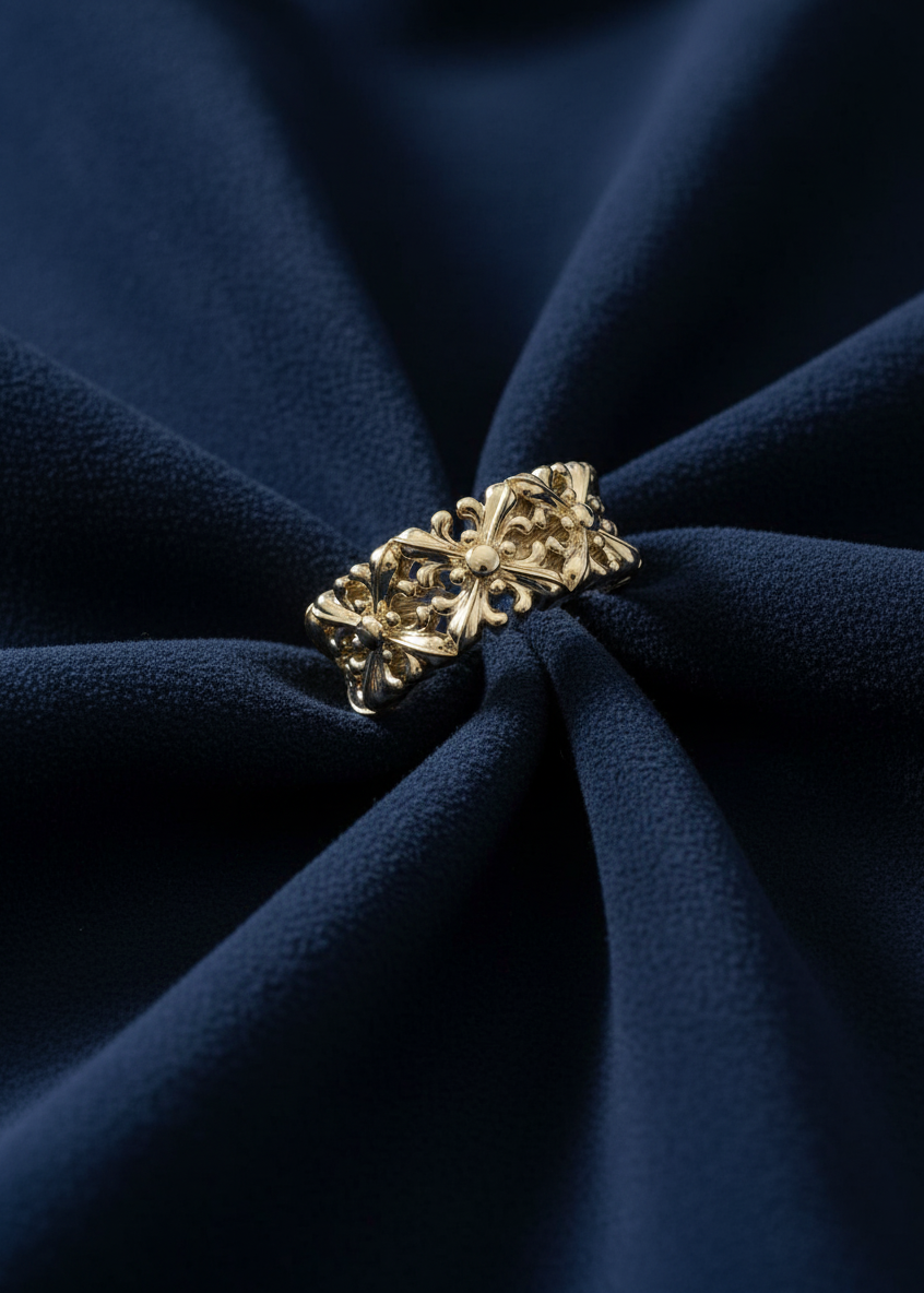 Fleur Crest Band Ring