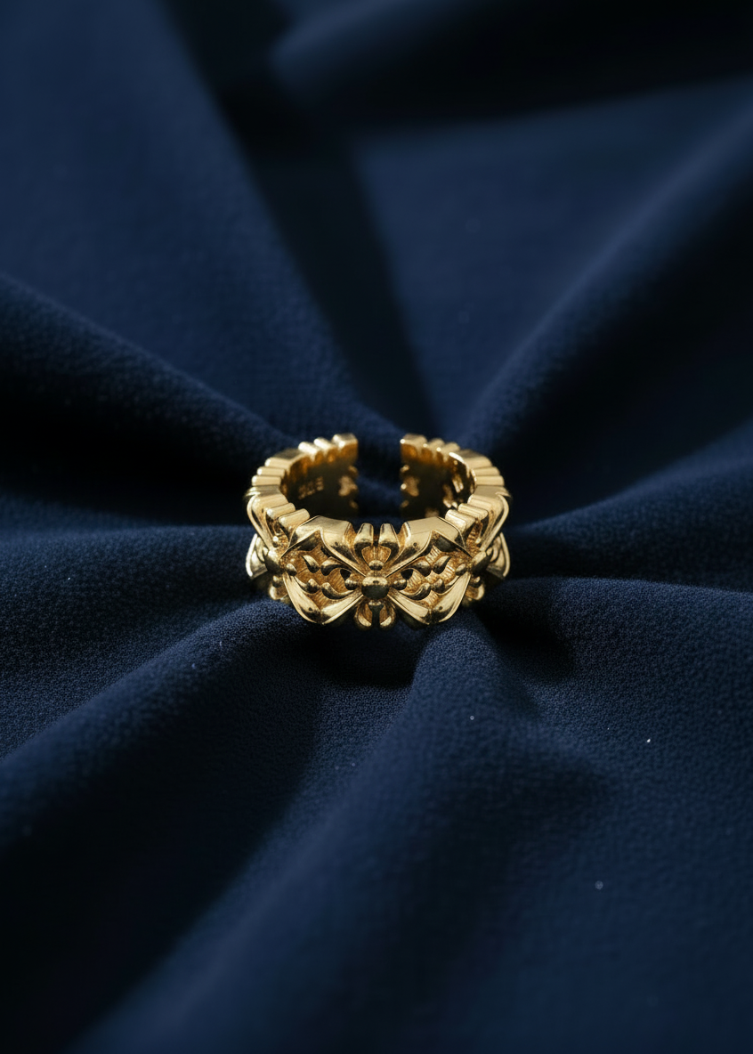 Fleur Crest Band Ring